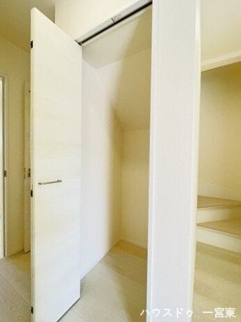 【1階廊下】あると嬉しい廊下収納は掃除用品を入れたり、各部屋に収まりきらないものを収納したりと重宝します♪