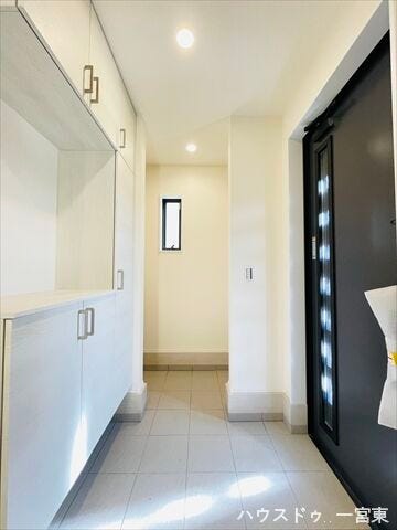 大型の玄関収納には小物を飾るスペースがあります。季節ごとに小物を変えたりとアレンジ次第でさらにオシャレな玄関になります!