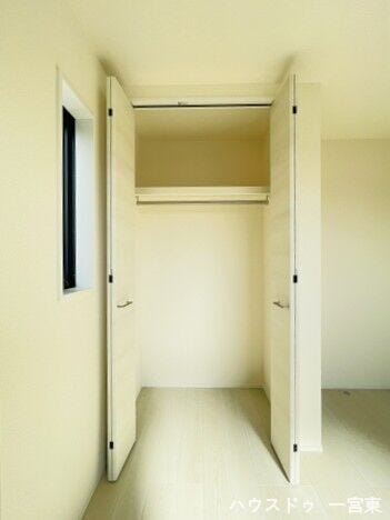 【5.4帖南洋室】ハンガーパイプと枕棚が標準装備されたクローゼットです。新たに家具を買わなくても良いので、ハンガーパイプ付きのクローゼットは嬉しいですね。