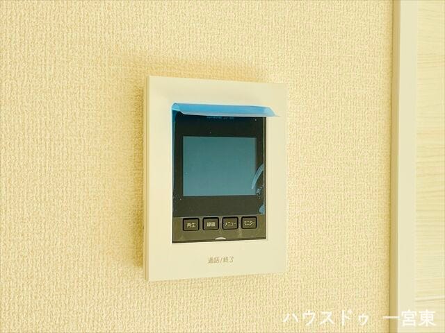 【モニター付きインターホン】インターホンにモニターが付いているので、玄関まで行かずに来客の対応が出来ます!防犯面も安心です。