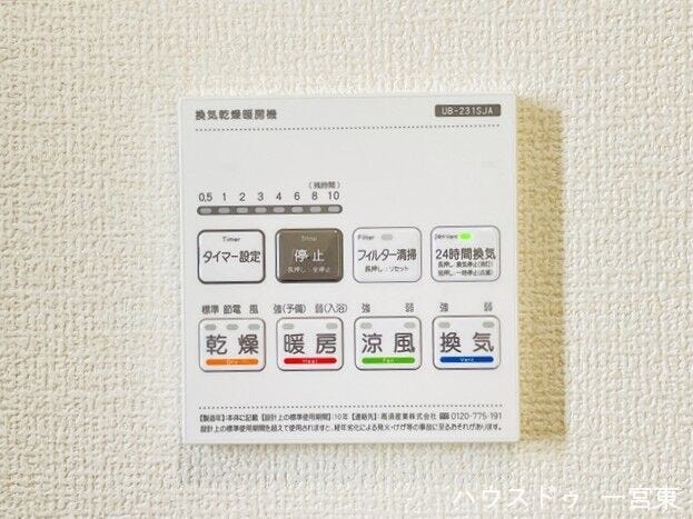 【浴室暖房乾燥機】雨の日や冬でも衣類を素早く乾かし、室内の空気も快適に保つので、毎日の暮らしがより便利で快適になります。