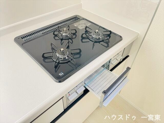 【コンロ】3種類の同時調理が可能な3口コンロも標準装備です!家族みんなで楽しむ食事準備がスムーズにでき、毎日の料理がさらに楽しくなります。