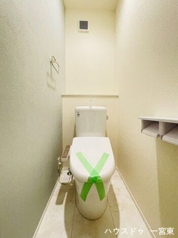 小物を飾れる棚が付いたお手洗い♪ペーパーホルダーが2つあるのも嬉しいポイントですね♪