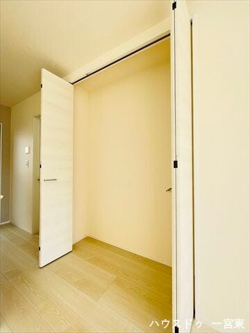 【リビング】リビング収納で、リビングの広さを保ちながら、散らかりがちなアイテムをすっきり収納でき、整った空間が保てます。