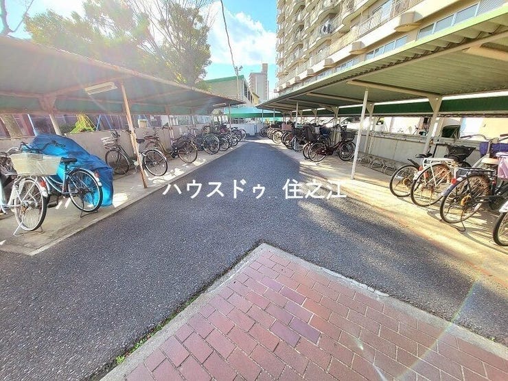 ★屋根付きの駐輪場ですので雨の日も安心。サドルが濡れる事も無いですね!