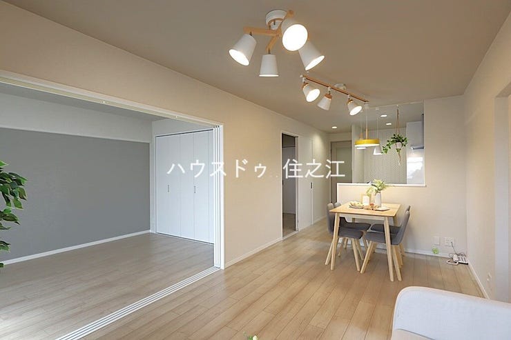 ソファーやダイニングテーブルを置いてもゆとりのある広さのリビングです