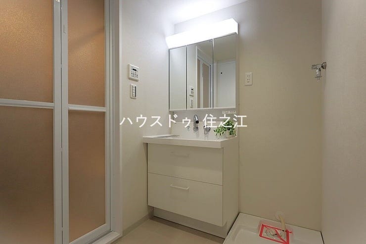 三面鏡の裏に収納もできるので日用品がストックできます