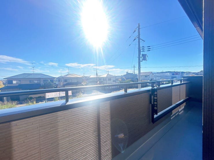 バルコニーは日当たり良好で、洗濯物もよく乾きます◎