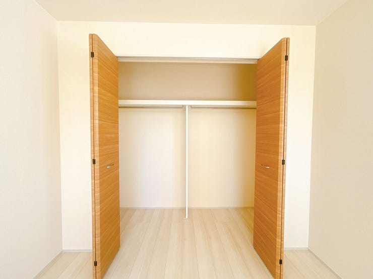 ウォークインクローゼットは高さのある荷物や洋服をたくさん収納できます。