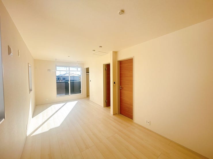 窓から風を感じられる快適なお部屋です。