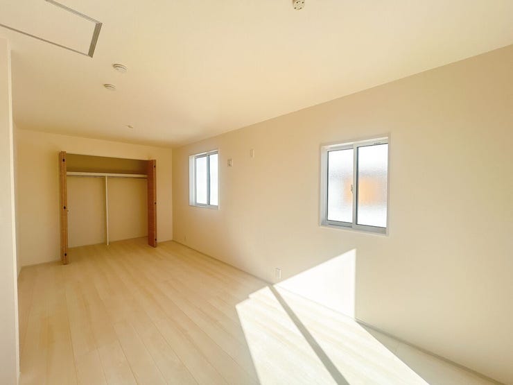 白を基調にした内装で空間がより広く感じられるお部屋です。