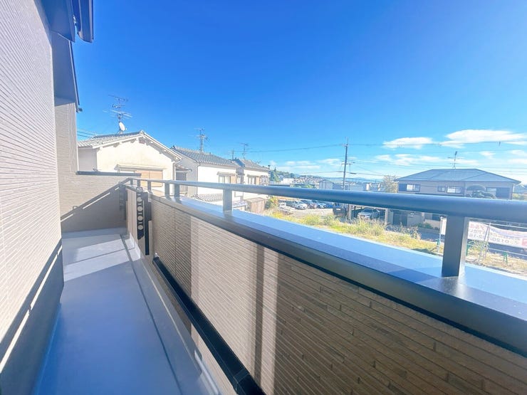 窓の間口が広く、洗濯物などの取り込みもスムーズです◎