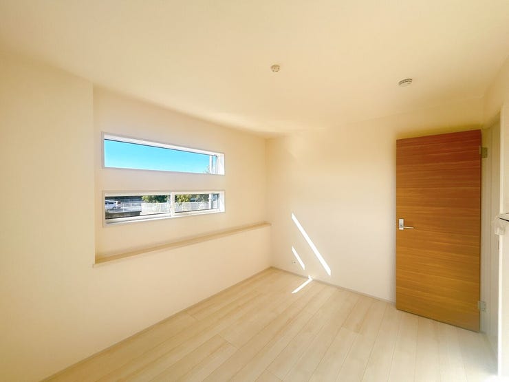 窓から日が差す明るいお部屋です。