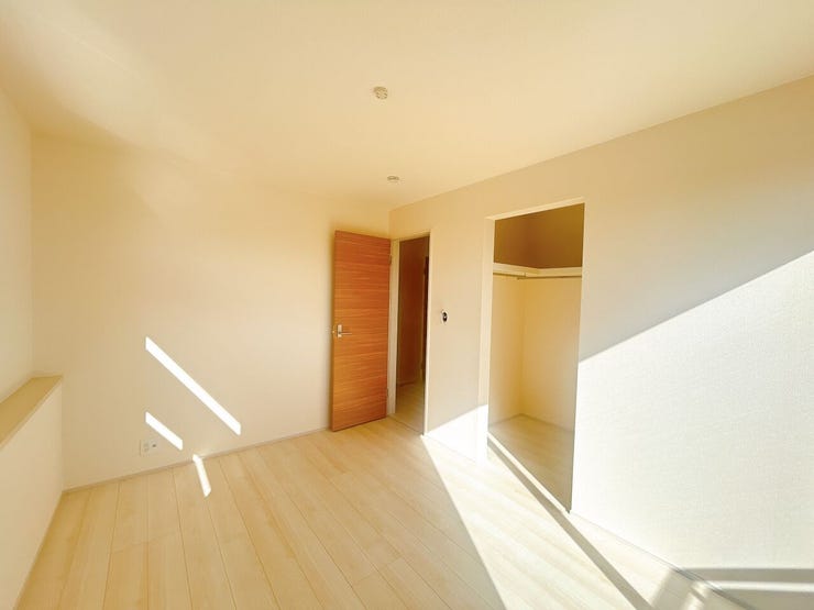 白を基調にした内装でインテリアが引き立ちます◎