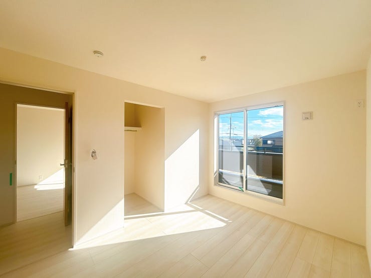 どんな家具にもフィットする床材カラーのお部屋です。