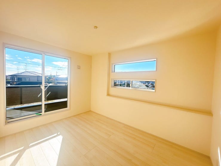 光をたっぷり取り込める窓があり明るい室内です◎