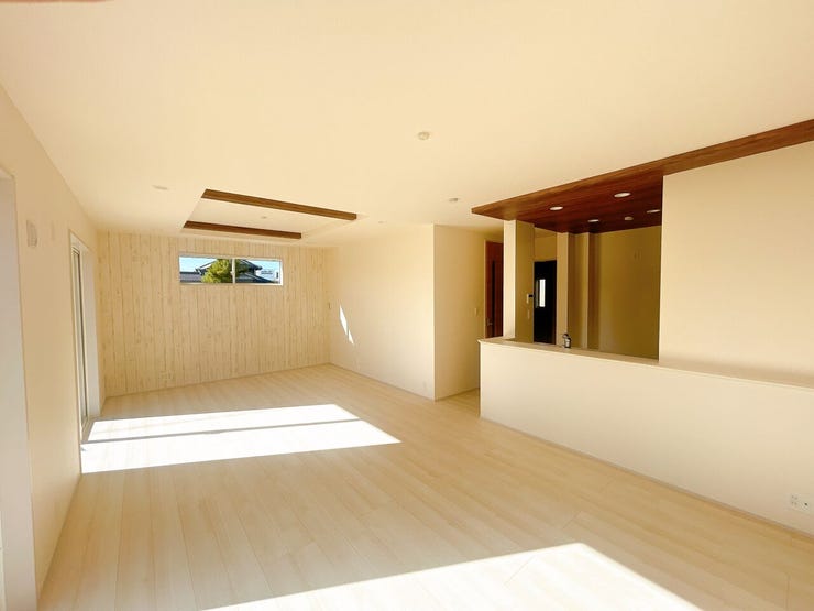 開口部に広い窓があり、採光・通風ともに多く取り込めます。