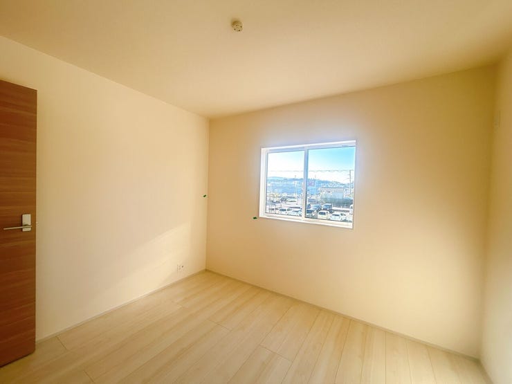 日当り良好の洋室!
明るい空間となっております。