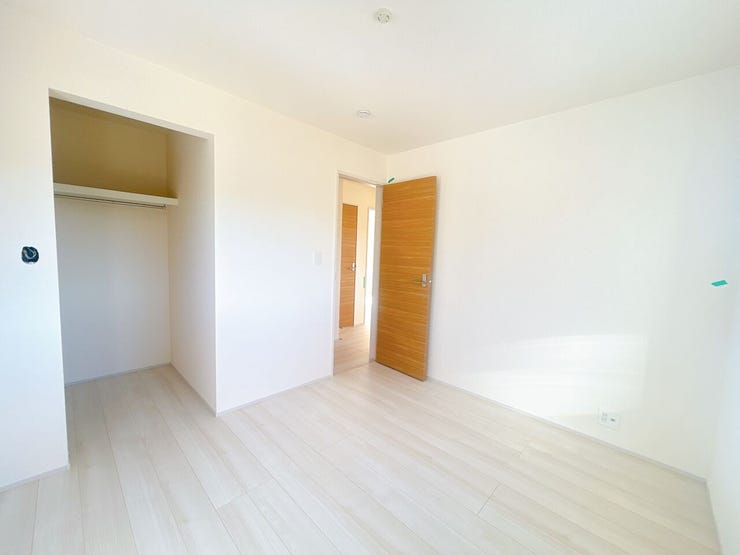 大きな窓から朝日が差し込み、目覚めのよい1日が迎えられそうです◎