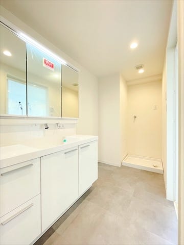 洗面台の鏡裏は収納スペースになっています。
隠す収納でスッキリ周辺を片付けることが出来ます。
小さめのドライヤーならすっぽり収まります。