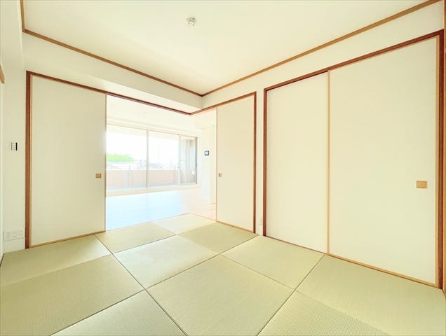 リビングとつながる畳敷きのお部屋は、
お客さまが遊びに来た時にも使えますし、
ちょっと疲れた時にお昼寝できるのもうれしいですね。