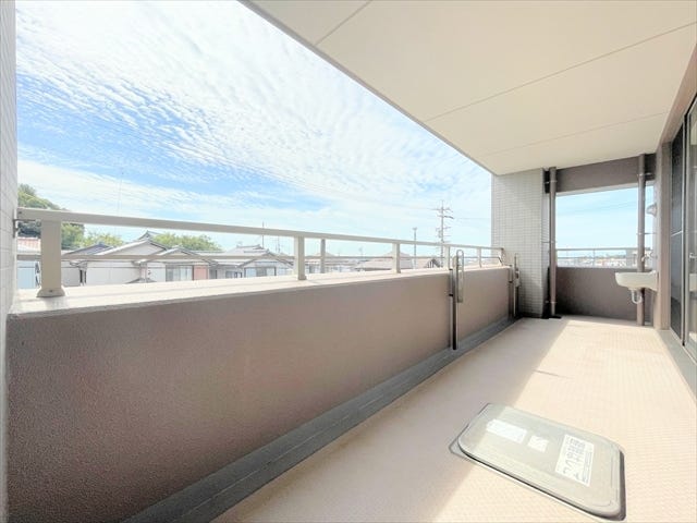 洗濯物を干すだけではなく、おしゃれに活用できれば生活がもっと豊かになります。
光もたっぷり差し込むため、部屋の奥まで自然光が明るく照らします。