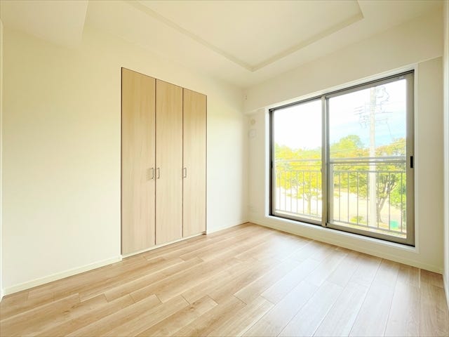 クローゼットには子どもが自分で身支度ができるように
ラックや棚などを設置して
どこになにがあるのか把握しやすい空間に工夫してもいいですね。