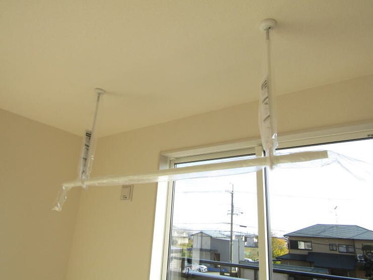 室内物干機付きで、雨の日や夜間でも安心して洗濯物を干せます。