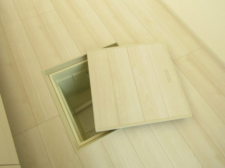 調味料や保存食品、日用品のストックなどをまとめて収納できる床下収納付き。