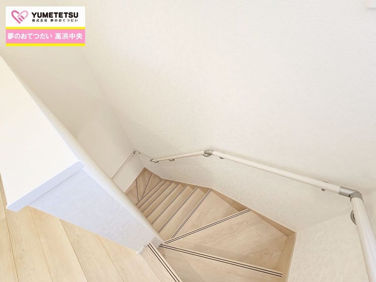 窓からは太陽の光が差し込み明るい空間に♪朝を気持ちよく迎えられそうですね!
階段には手すりがついているので、小さなお子様も安心ですね☆