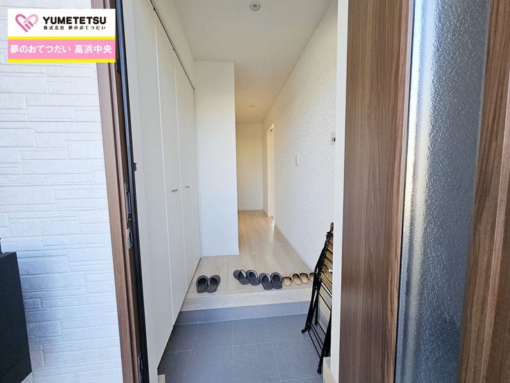 明るくコントラストのある、開放感と清潔感を兼ね備えています。
大容量のシューズボックスはいつでも玄関をスッキリと片付けられ、身支度を簡単に済ませるにも最適です。