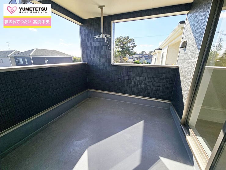 小雨が降っても屋根があるので濡れにくい安心な屋根付きバルコニーです。
十分な広さが確保されているので洗濯物を干す際に不便さを感じることはなさそうですね♪