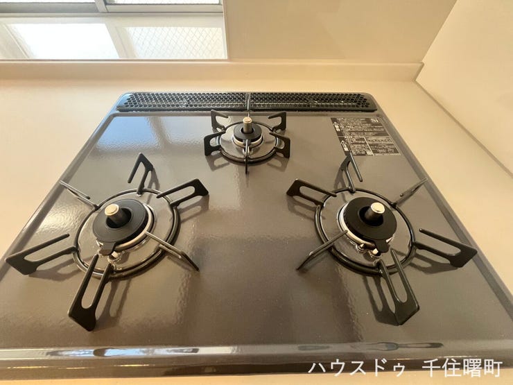 便利な3口コンロ付き。