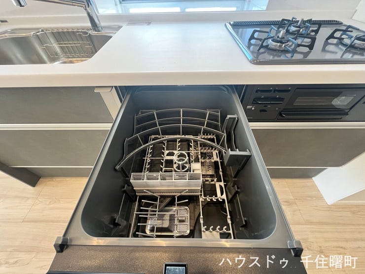 食洗機付きで、家事の時間を大幅に短縮できる使い勝手の良いキッチンです。