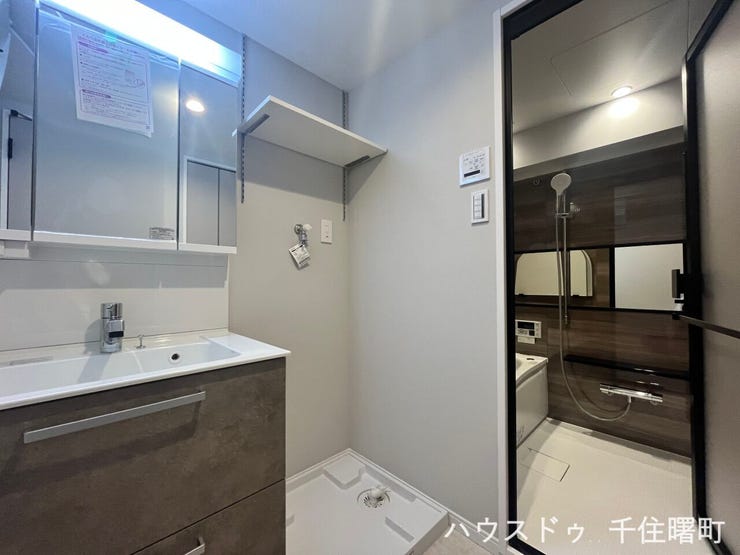 収納力のある明るい洗面所で、身支度がしやすい快適な空間です。