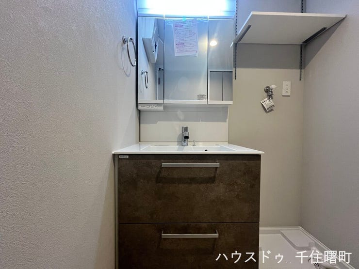 収納豊富な洗面台で、洗面周りをすっきり整理できます。