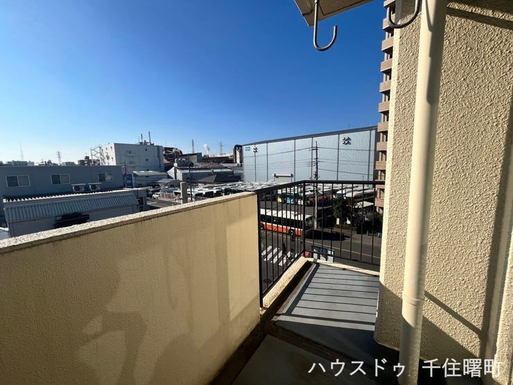 陽当たり良好なバルコニーで、洗濯物もよく乾きます。