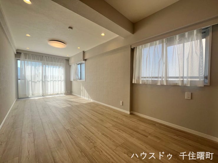 【居間・リビング】
明るい光が差し込むリビングは、家族団らんにぴったりの空間です。