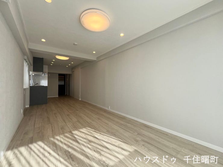 明るい光が差し込むリビングは、家族団らんにぴったりの空間です。