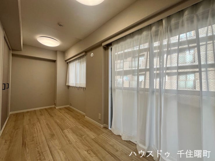 使い勝手の良い洋室で、寝室やワークスペースとしても活用できます。