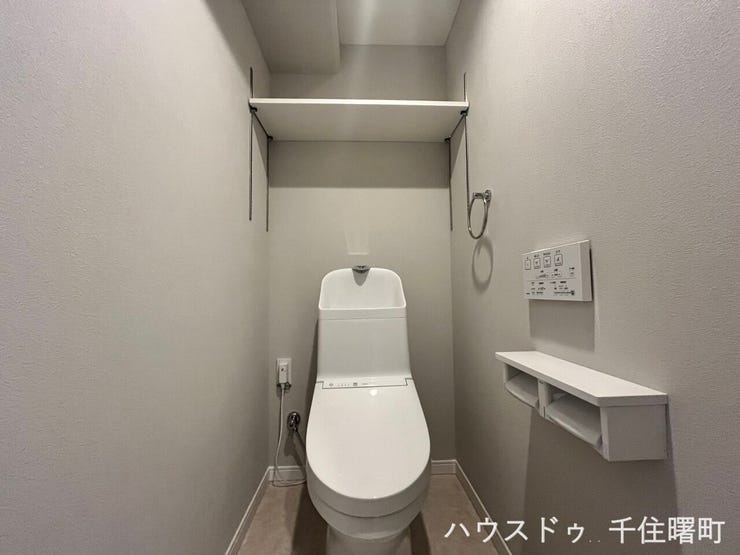 独立した清潔感あるトイレで、落ち着いて使える空間です。
