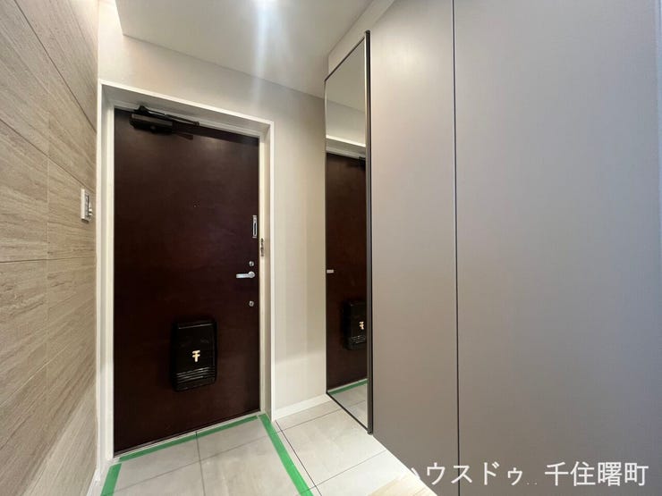 ゆとりのある玄関で、出入りもしやすく靴の収納も充実しています。