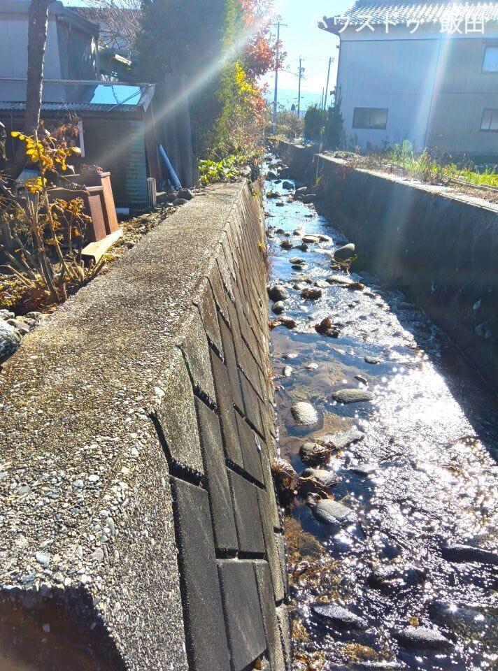 庭に接しする水路