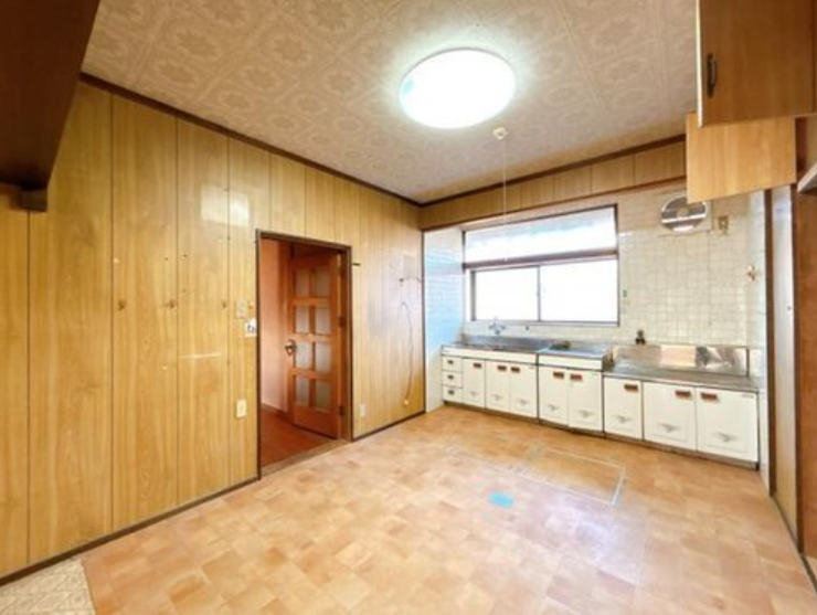 【リフォーム中】リビングの写真です。隣の和室とつなげて約17帖のリビングに拡張します。