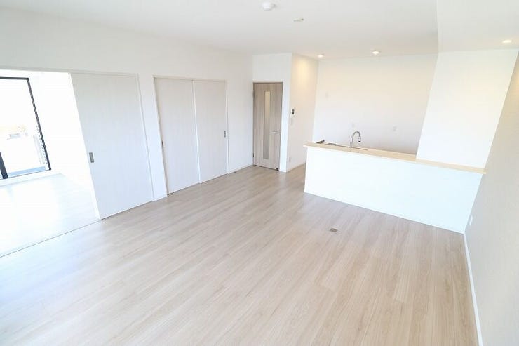 家族の声が広がる、18帖のリビング