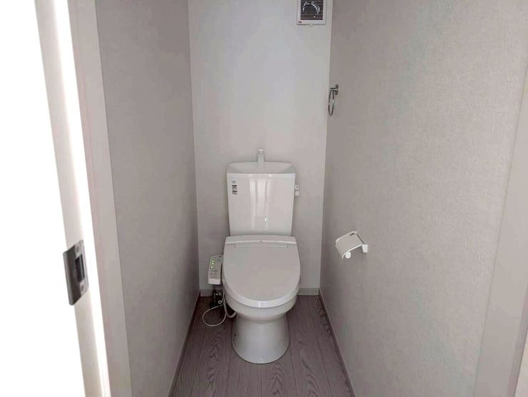 白を基調にしたシンプルなトイレは清潔感がありますね。トイレは二か所設置につき、忙しい朝にも混雑することなくストレスが軽減されます。