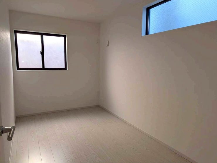 5.6帖の洋室は、2面採光につき朝日で気持ちのいい朝を迎えることができます。