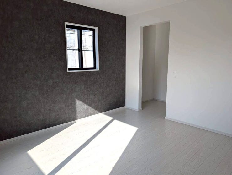 ブラックのクロスがアクセントとなっており、落ち着いた雰囲気を感じさせてくれます。バルコニーにつながるお部屋で7帖あり洗濯物を干す動線もスムーズです。