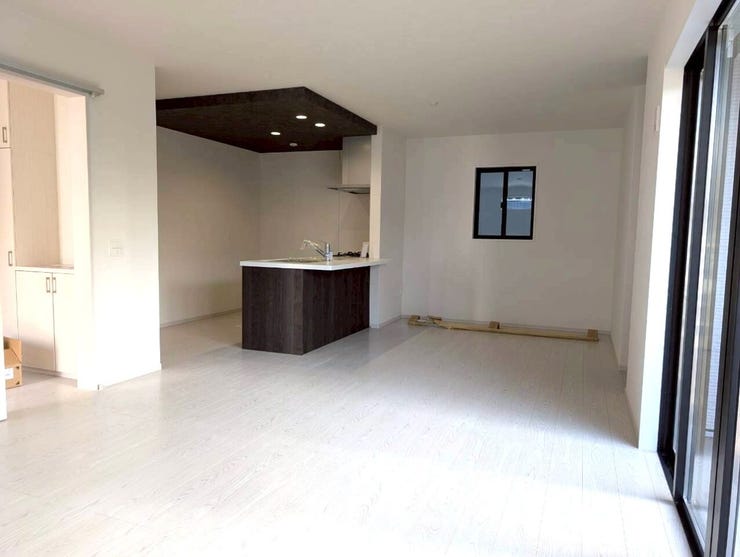 20.5帖の広々としたリビングは3面採光につき、日中は明るい陽射しが差し込みます。