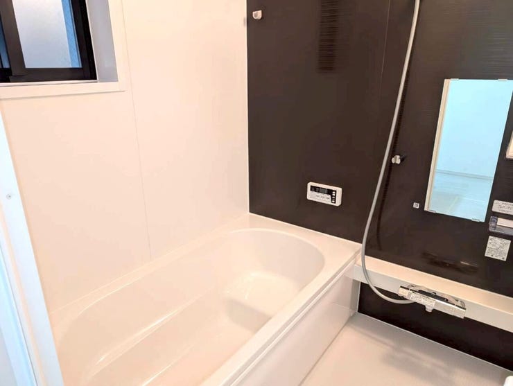 ブラウンのアクセントパネルが落ち着いた雰囲気を感じさせる浴室は、小窓付きで喚起面でも安心♪カビも防いでくれます。